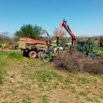 La déchiqueteuse du Syndicat de Rivière équipée d’un grappin monté sur un ensemble avec cabine tournante.